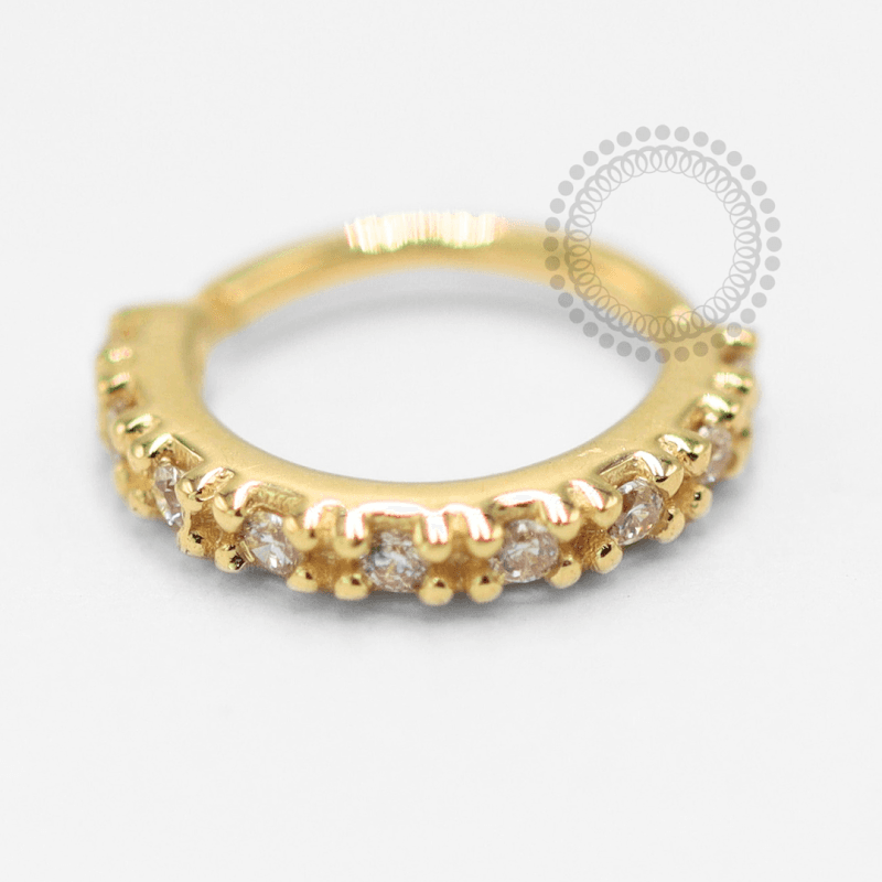 Argola em ouro 18k sobre fundo neutro
